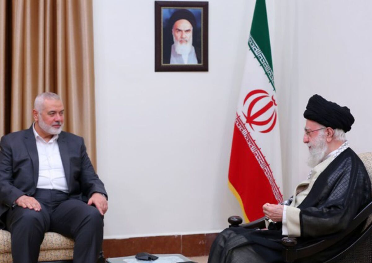 رهبر معظم انقلاب اسلامی با اشاره به تفاوت محسوس شرایط فلسطین نسبت به ۲ یا ۳ سال قبل، گفتند: علت اصلی توقف قضیه فلسطین در سال‌های نه چندان دور، عدم حضور جوانان در میدان بود، اما اکنون جوانان به‌صورت خودجوش وارد میدان شده‌اند و مهمتر اینکه تکیه آن‌ها بر اسلام است.