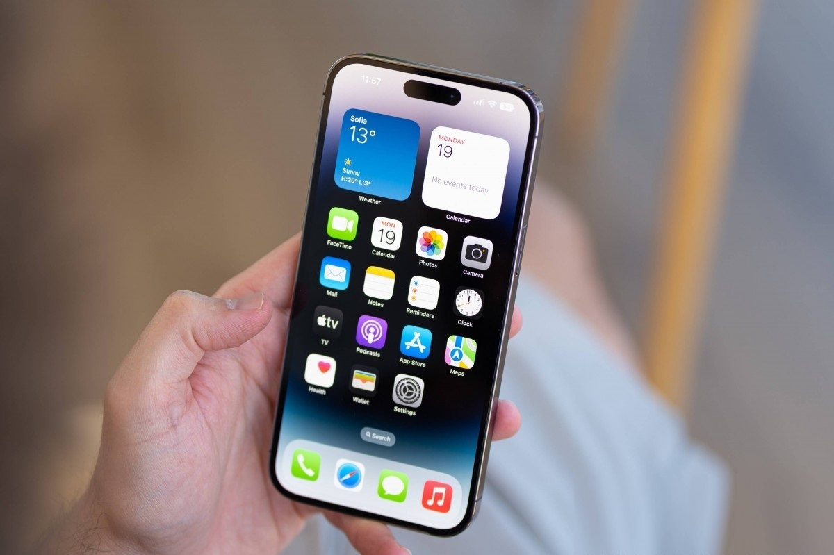 iOS 17 اواخر امسال در کنار آیفون‌های جدید عرضه می‌شود و گزارش جدیدی که امروز از مارک گورمن در بلومبرگ منتشر شده است، به غیر از بهبود عملکرد همه جانبه، بخشی از انتظارات ما از سیستم‌عامل بعدی اپل را روشن می‌کند.
