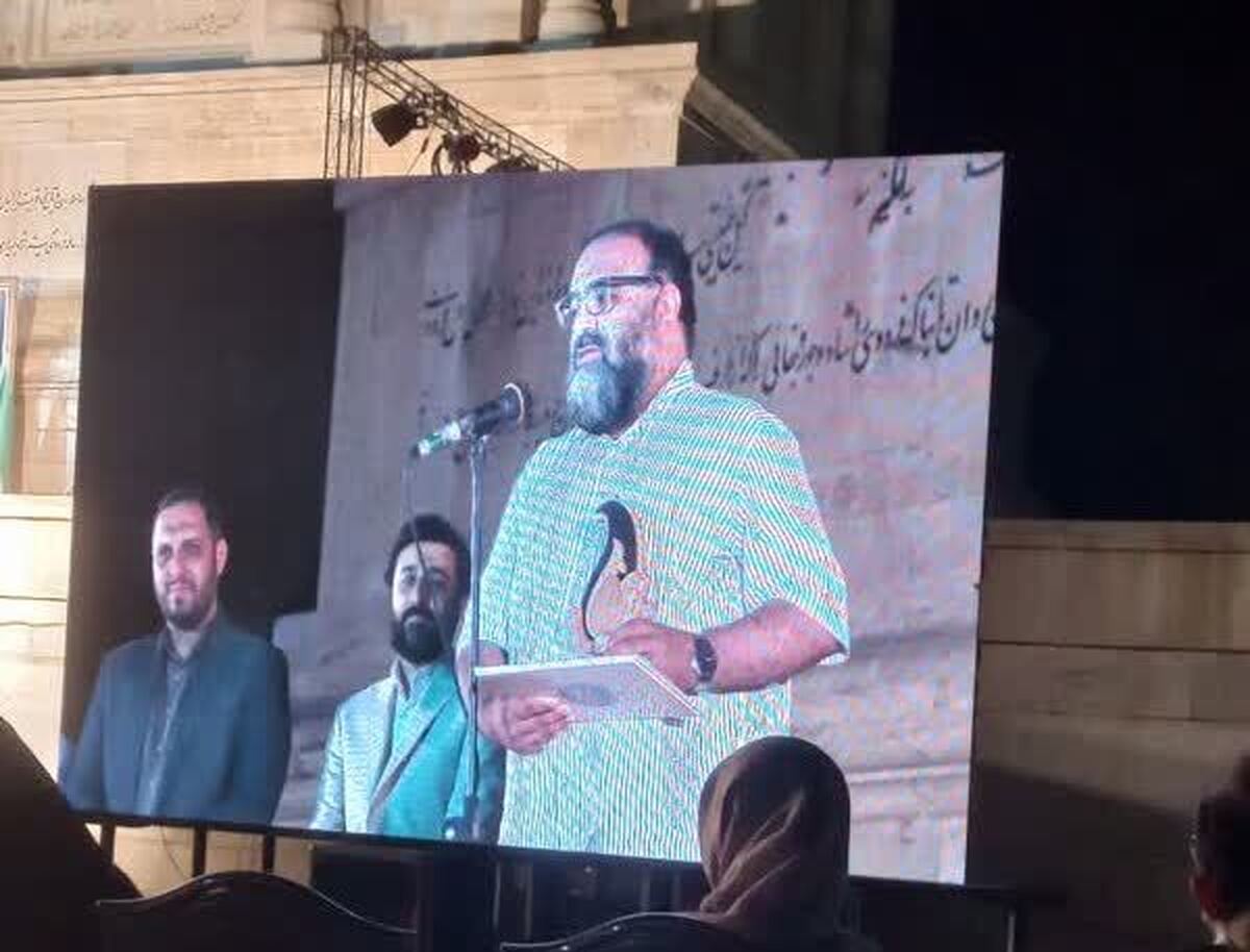 همزمان با برگزاری رویداد هنری سیمرغ، نشان هنری «فیروزه» حوزه هنری انقلاب اسلامی به «هادی حاجتمند» کارگردان مشهدی اهدا شد.