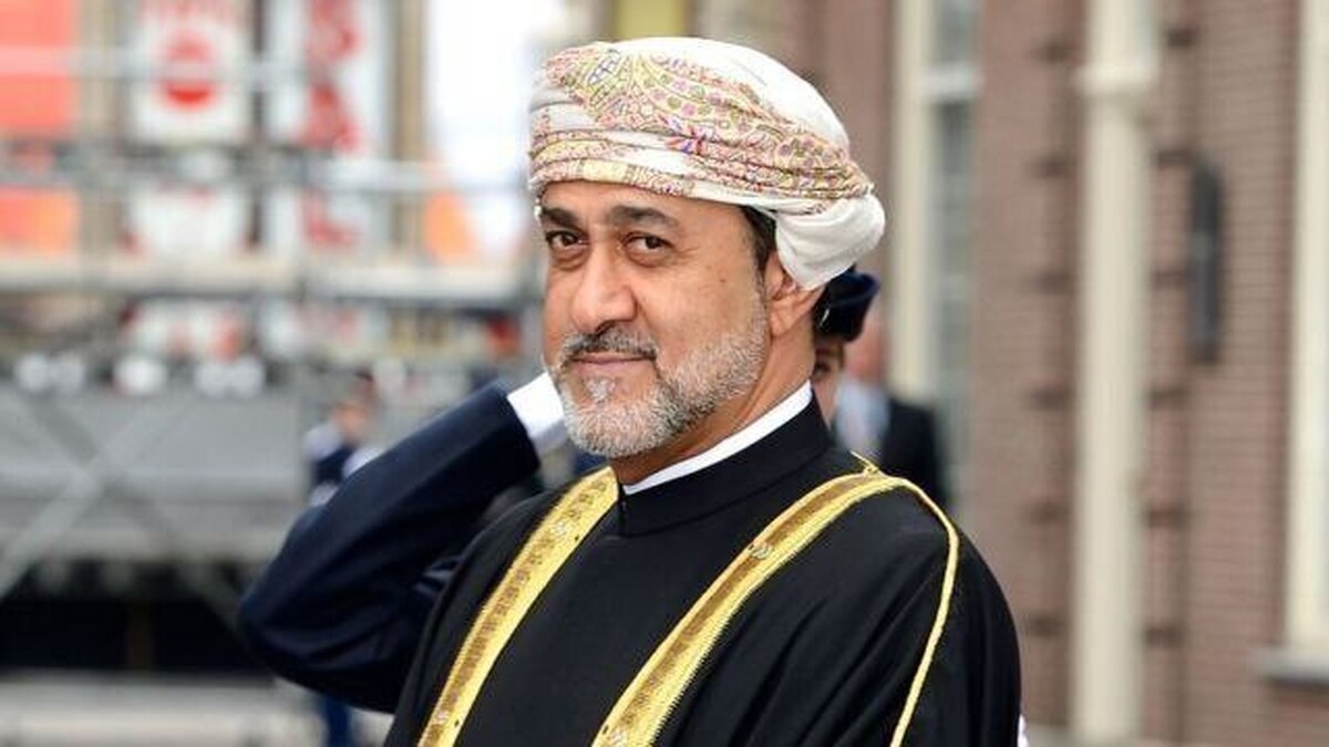 تعدادی از وزرا و مقامات ارشد این کشور، سلطان عمان را در این سفر دو روزه همراهی می‌کنند.