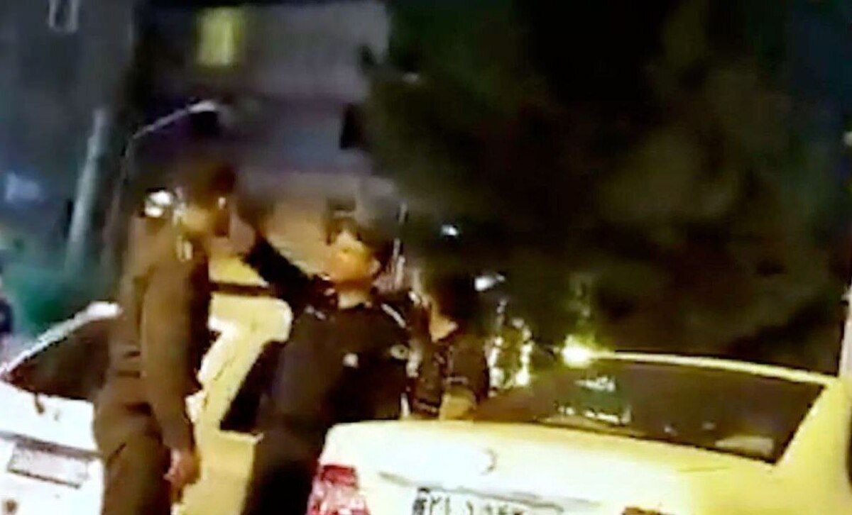 درپی انتشار ویدیویی از سیلی زدن یک سرباز نیروی انتظامی به راننده یک‌دستگاه خودروی سواری در خیابان ستارخان تهران مرکز اطلاع‌رسانی پلیس پایتخت از پیگیری این موضوع و تشکیل پرونده قضایی برای سرباز متخلف خبر داد.