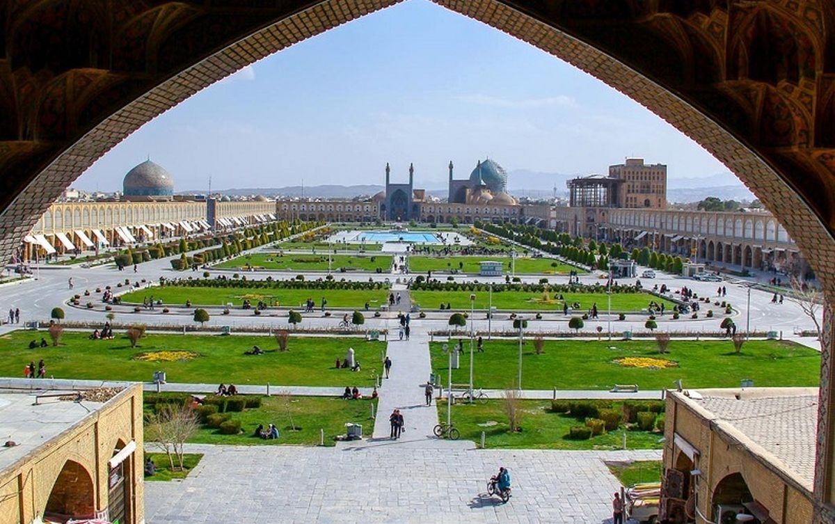 ویدئویی زیبا از میدان نقش جهان اصفهان که صحنه زیبایی را رقم زده است را مشاهده می‌کنید.