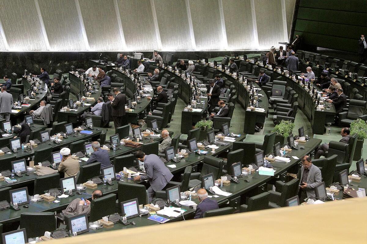 نمایندگان مجلس ماده ۱۴ طرح اصلاح موادی از قانون انتخابات مجلس شورای اسلامی را در خصوص ساز وکار تعیین همترازی مشاغلی که لازم است جهت ثبت نام برای انتخابات استعفا دهند تصویب کردند.