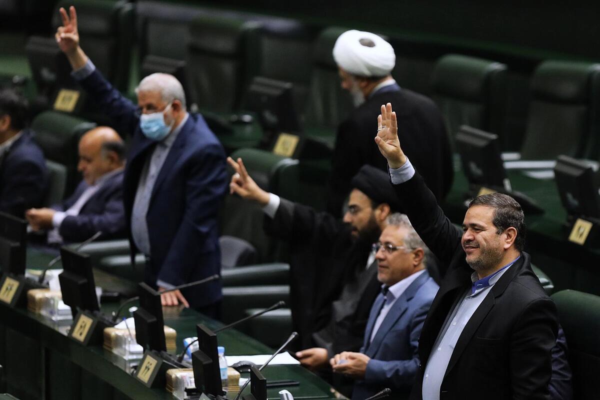 در جلسه علنی امروز مجلس شورای اسلامی، سوال نمایندگان از وزرای ارتباطات، ورزش و بهداشت اعلام وصول شد.