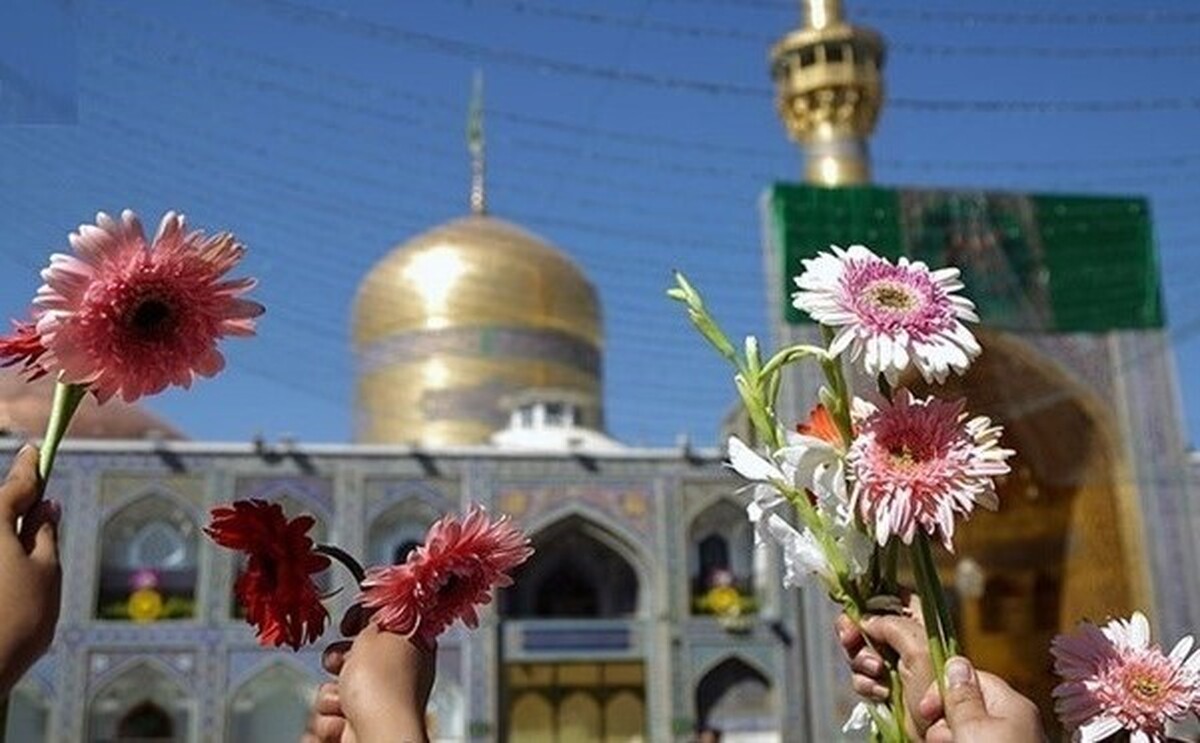 در آستانه فرارسیدن سالروز ولادت امام مهربانی حضرت علی بن موسی الرضا (ع) مراسم گلباران حرم مطهر رضوی برگزار می شود.