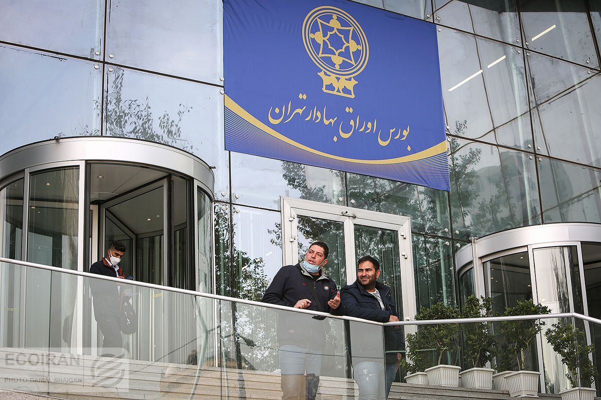 خروج ۲ هزار میلیارد تومان از سرمایه سهامداران حقیقی از بازار سرمایه در جریان معاملات روز یکشنبه و از دست رفتن حمایت ۲ میلیون و ۳۰۰ هزار واحدی ترس را به بازار سرمایه بازگرداند.