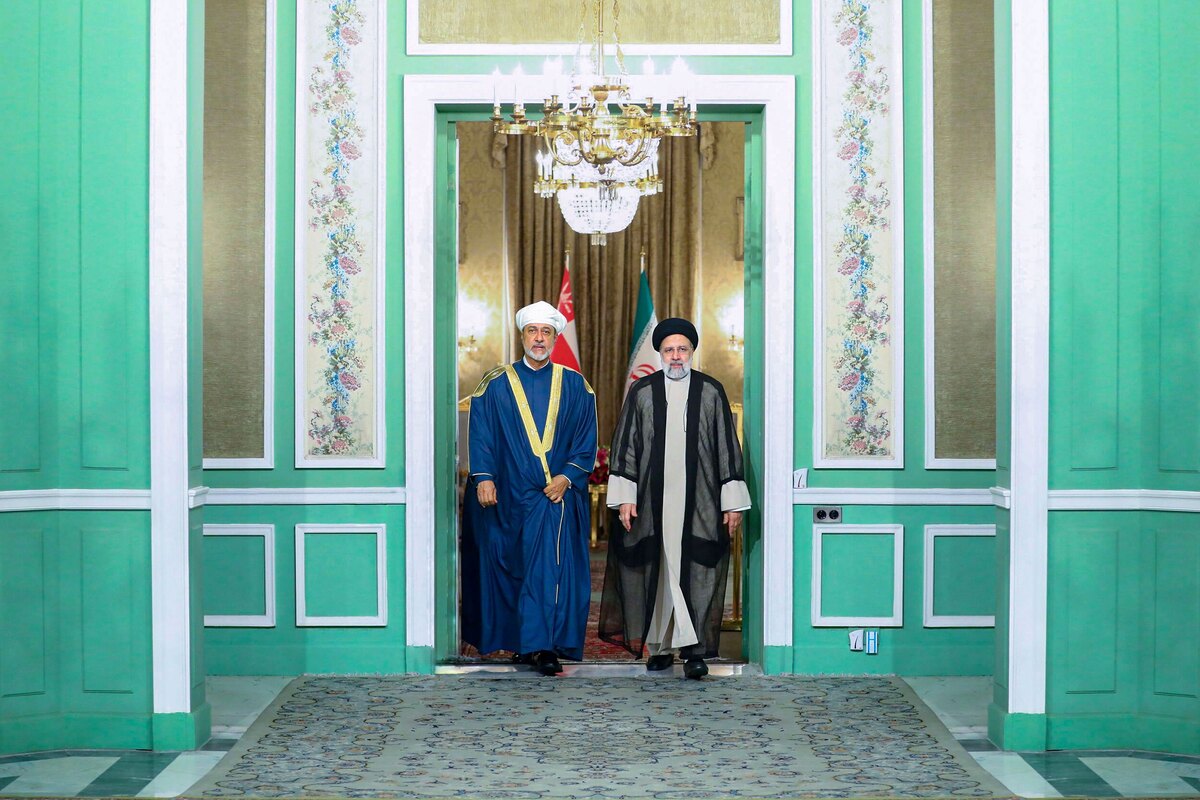 سلطان عمان بر خلاف مراسم استقبال عصر یکشنبه که عمامه سفید رنگ به‌سر داشت؛ در ضیافت، عمامه بنفش و قرمز رنگ داشت. این رنگ عمامه، مخصوص اعضای خانواده پادشاهی، حاکم (خانواده آل بو‌سعید) است.