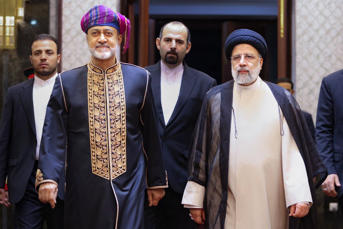 سران ایران و عمان در چهارچوب تقویت روابط بین دو کشور برادر و پایه‌گذاری اصول و چارچوبی جهت حفظ و استمرار این روابط از مسئولان دولتی خواستند اقدام لازم را برای تنظیم سند همکاری‌های راهبردی در زمینه‌های مختلف و امضای آن به نحوی که همکاری و منافع متقابل را تحکیم کند، انجام دهند.