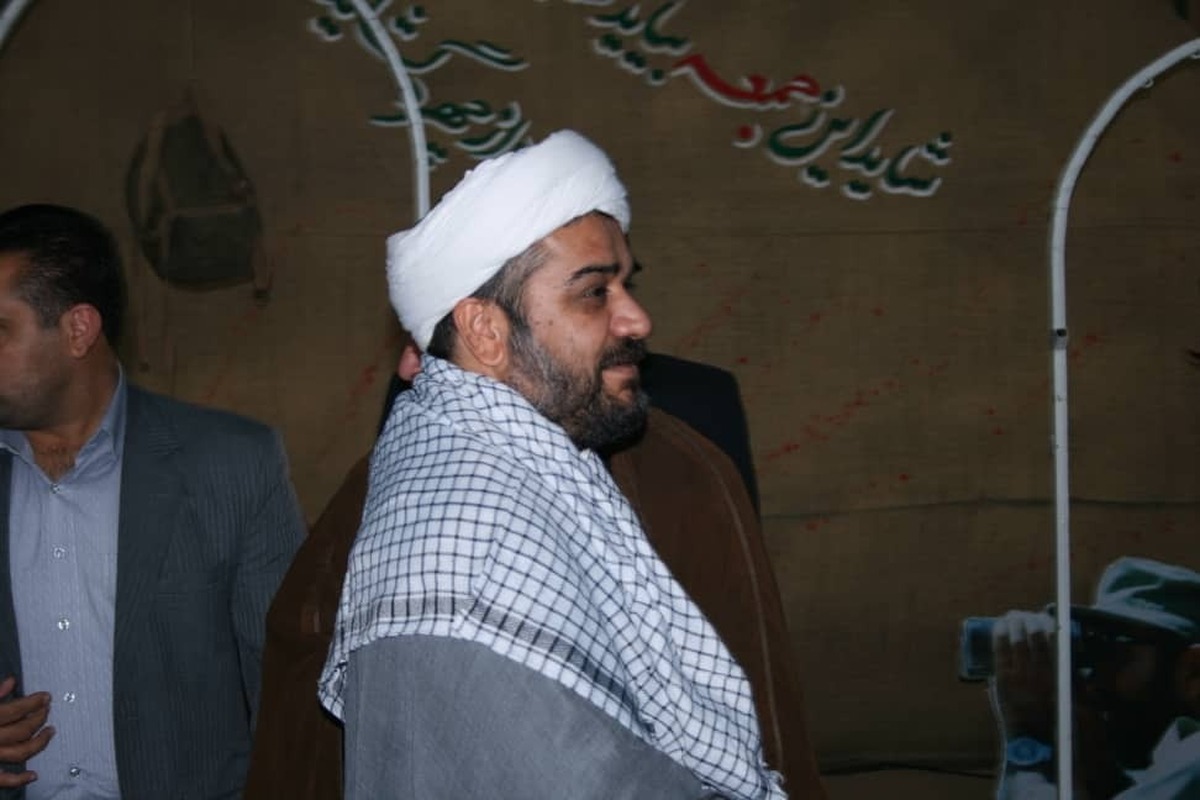 شهید خرسند در تمام سال‌هایی که به امامت نماز جمعه کازرون ایستاده بود، تلاش کرد تا با برگزاری نشست‌های مشترک میان جریان‌های سیاسی و فکری و فرهنگی مختلف، با چاشنی سعه صدر و نقدپذیری، مرجعی امن برای دریافت مطالبات مردمی باشد.