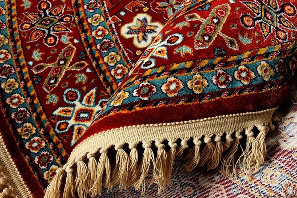 رئیس اتحادیه فروشندگان فرش دستباف گفت: تقاضا از سوی مشتریان خارجی برای خرید فرش دستباف ایرانی کاهش پیدا کرده است چراکه نوسان‌های نرخ دلار در قیمت نهایی محصول تاثیر دارد و قیمت آن را دو برابر افزایش داده است.
