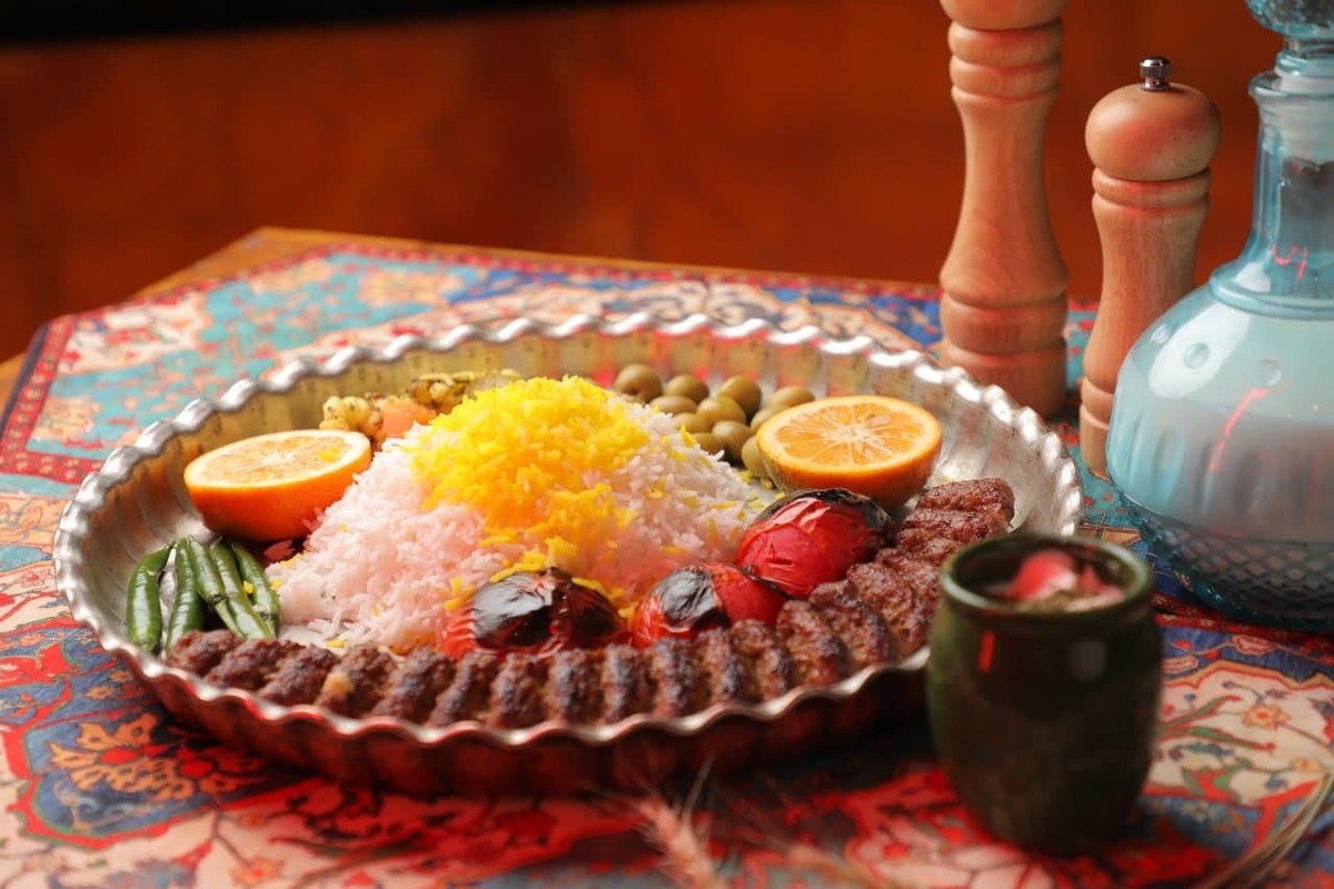 رئیس اتحادیه صنف رستوران‌داران، چلوکباب، آشپزخانه و حلیم‌پزان مشهد گفت: از زمانی که گوشت و مرغ گران شده نرخ تمامی اقلام آشپزخانه‌ها و رستوران‌ها سوخته است. در حال حاضر به دنبال این هستیم تا مجددا نرخ جدید به ما اعلام کنند. این نرخ‌ها باید ۲۰ درصد گران‌تر شود و هر پرس باید ۲۵ تا ۳۰ هزار تومان گران‌تر شود.