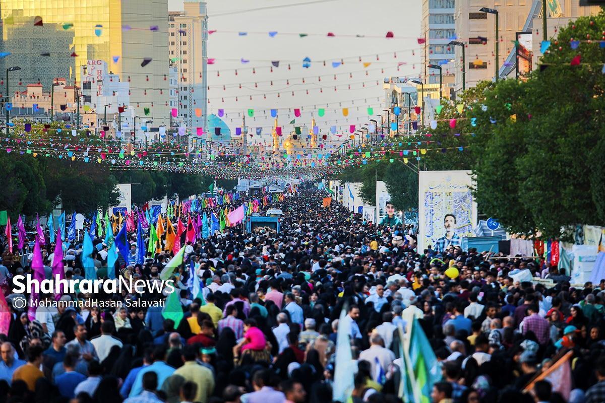 به مناسبت فرارسیدن شام ولادت امام هشتم(ع)، جشن ۲.۵ کیلومتری مشهدی‌ها در خیابان امام رضا(ع) با برپایی ۳۰۰ موکب پذیرایی درحال برگزاری است.
