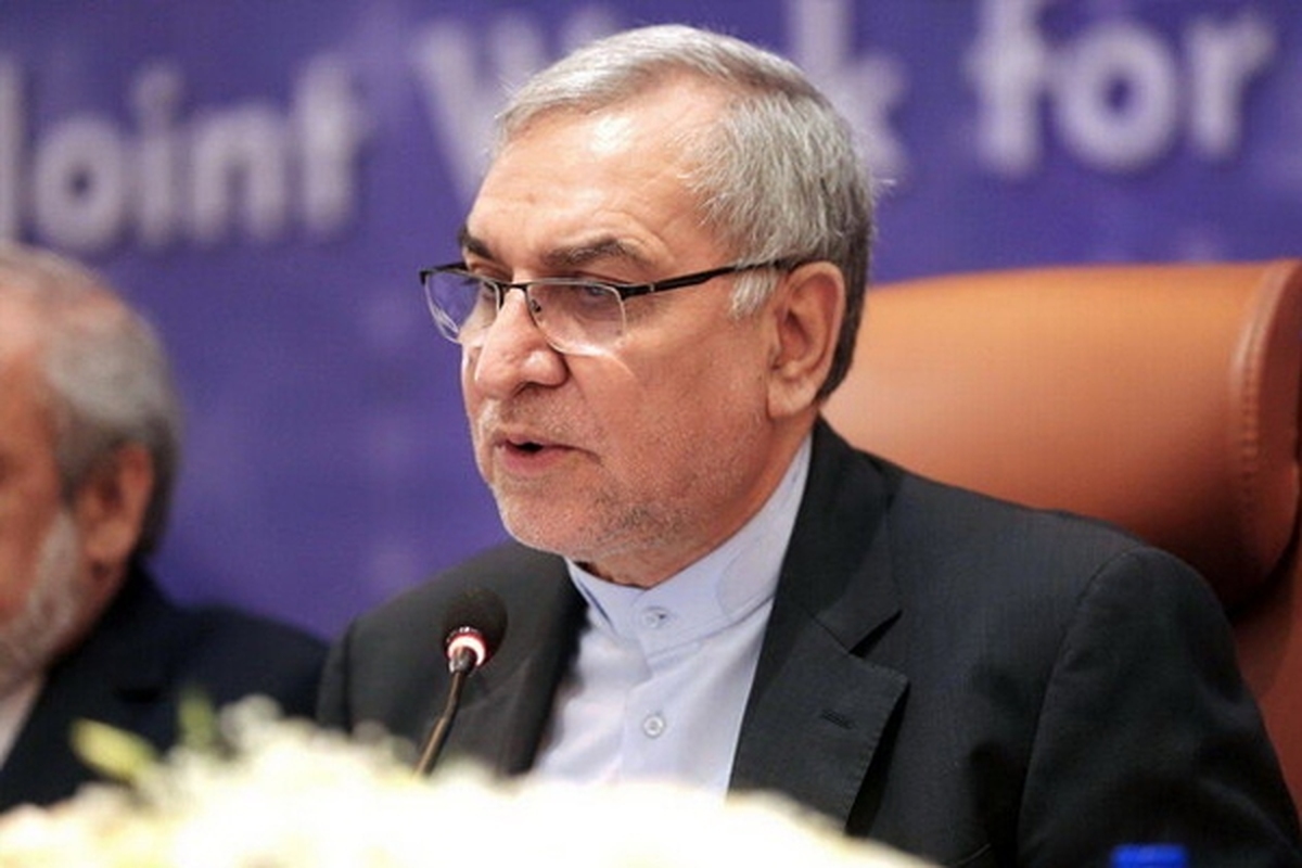 وزیر بهداشت، درمان و آموزش پزشکی تاکید کرد: ظاهرا اشتباهی در فضای مجازی رخ داده بود و آن اینکه برخی‌ گفته بودند جمهوری اسلامی می خواهد تجهیزاتی نظیر ربات جراح سینا را اهدا کند، در حالی که ما این محصولات را به اندونزی صادر کردیم و آماده‌ایم تجهیزات پزشکی و آزمایشگاهی خود را به هر کشوری که علاقه‌مند باشد، صادر کنیم‌. بنابراین ما چیزی به اندونزی اهدا نکردیم، بلکه به آن کشور صادرات داشته و پول آن را دریافت کردیم.