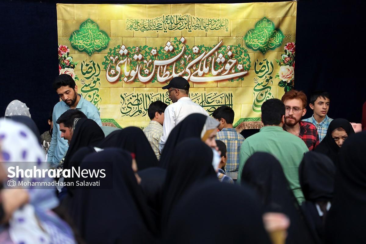 جشن بزرگ خانوادگی امام رضایی‌ها امروز، ۹ خرداد، با حضور مشهدی‌ها و زائران امام هشتم در خیابان امام رضا(ع) مشهد برگزار شد.