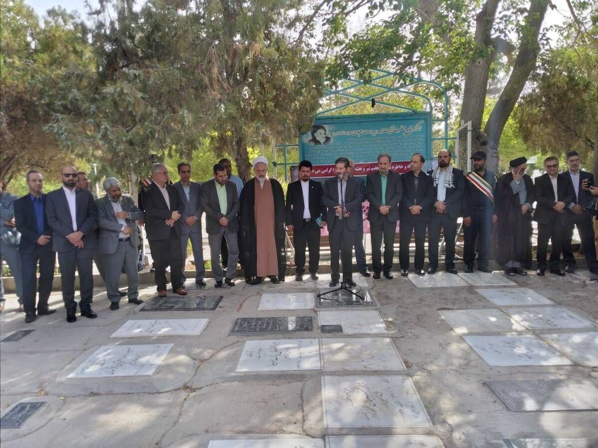 همزمان با نخستین روز از هفته قوه قضائیه  مراسم غبارروبی و عطرافشانی مزار شهیدان در بهشت رضا(ع) مشهد برگزار شد.