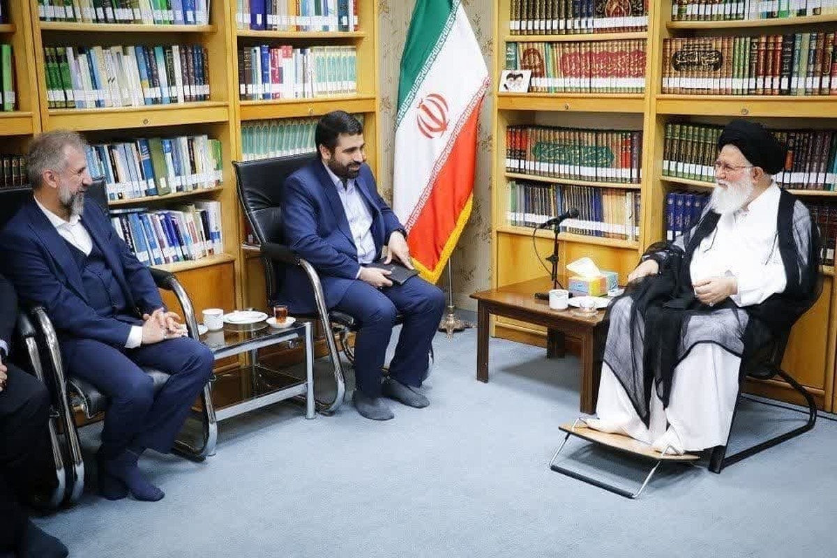 نماینده ولی فقیه در استان خراسان رضوی گفت: خوشبختانه جوانان تحصیل‎کرده و باسوادی که ذوق فعالیت متعهدانه در فضای مجازی را دارند، در کشور و از جمله در شهر امام رضا (ع) فراوان هستند. این ظرفیت را قدر بدانید. از همین لشکر سایبری کمک بگیرید تا احساس و ذوق آن‌ها در خدمت پیشبرد اهداف والای نظام قرار بگیرد.