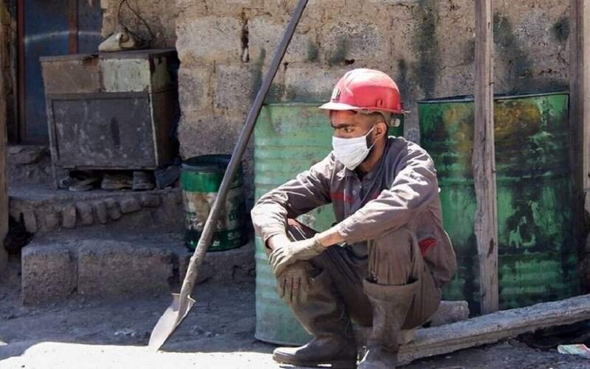 تمام روشنایی‌های دنیا، به یک مهتابی بالای سرش و کورسوی نور از لابه‌لای در خلاصه شده است. ٩سال تمام را روی تخت گذرانده، با دست‌هایی که از کار افتاده‌اند و پا‌هایی که بعد از ١١‌عمل جراحی، توان ایستادن ندارند.
