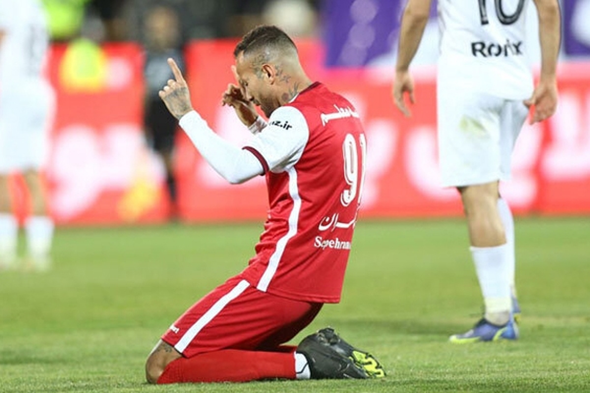 باشگاه پرسپولیس از مهاجم خود خواست فعلا به ایران نیاید.