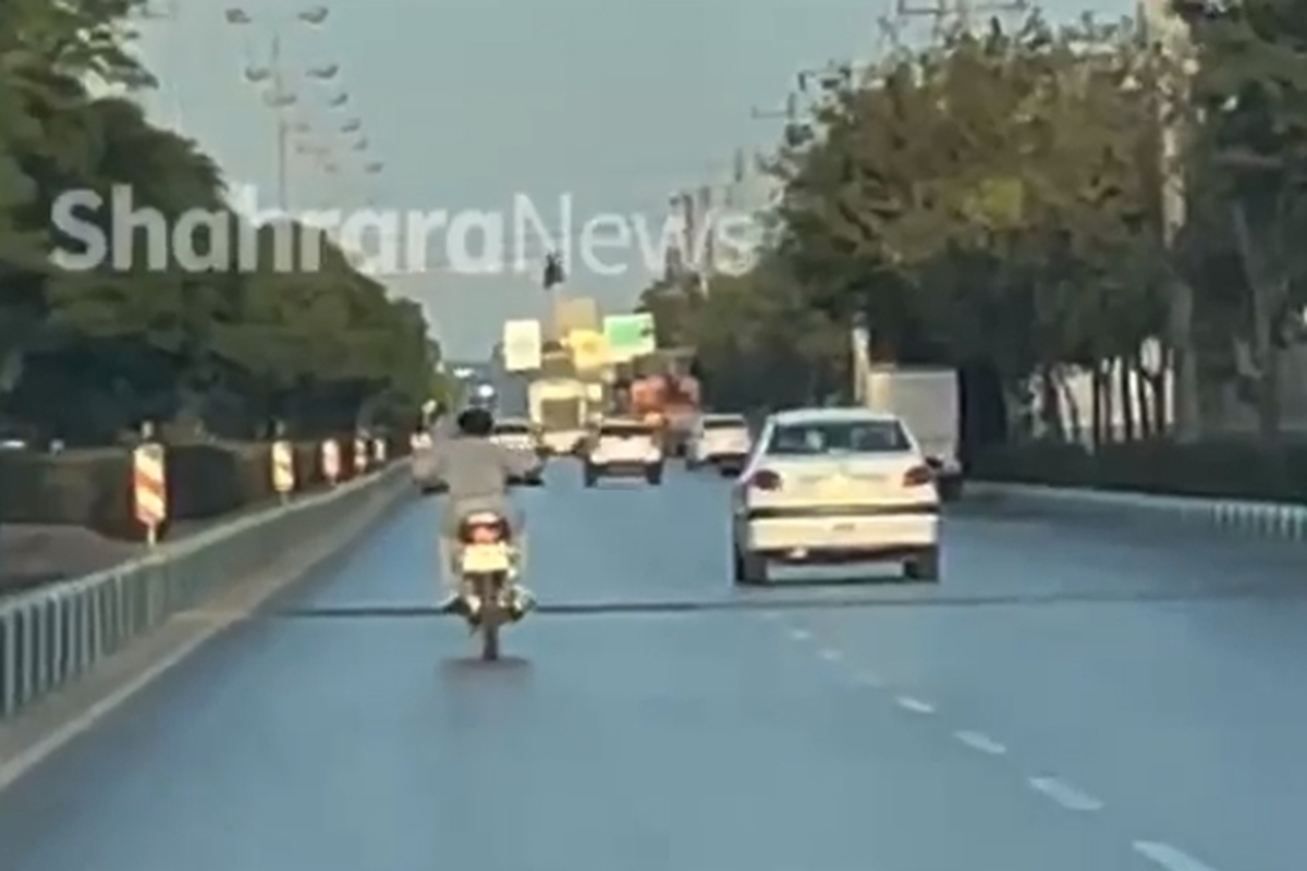 ویدئویی از اقدام خطرناک راکب موتورسیکلت در شهرک شهید رجایی مشهد را مشاهده می‌کنید.