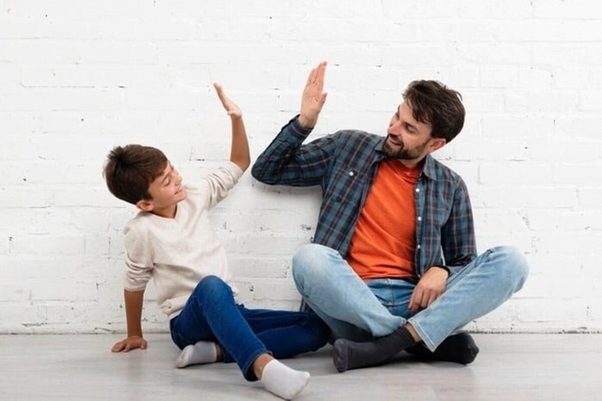 وقت‌گذاشتن برای فرزندان و حفظ ارتباط عاطفی بین پدر و دختر، پدر و پسر، مادر و دختر و مادر و پسر یکی از گونه‌های محبت است. فرزندان هرچه بزرگ‌تر می‌شوند، به‌صورت طبیعی فاصله‌شان با پدرومادر بیشتر می‌شود. به همین دلیل، نباید والدین اجازه بدهند محبتشان به فرزندان کم‌رنگ شود.