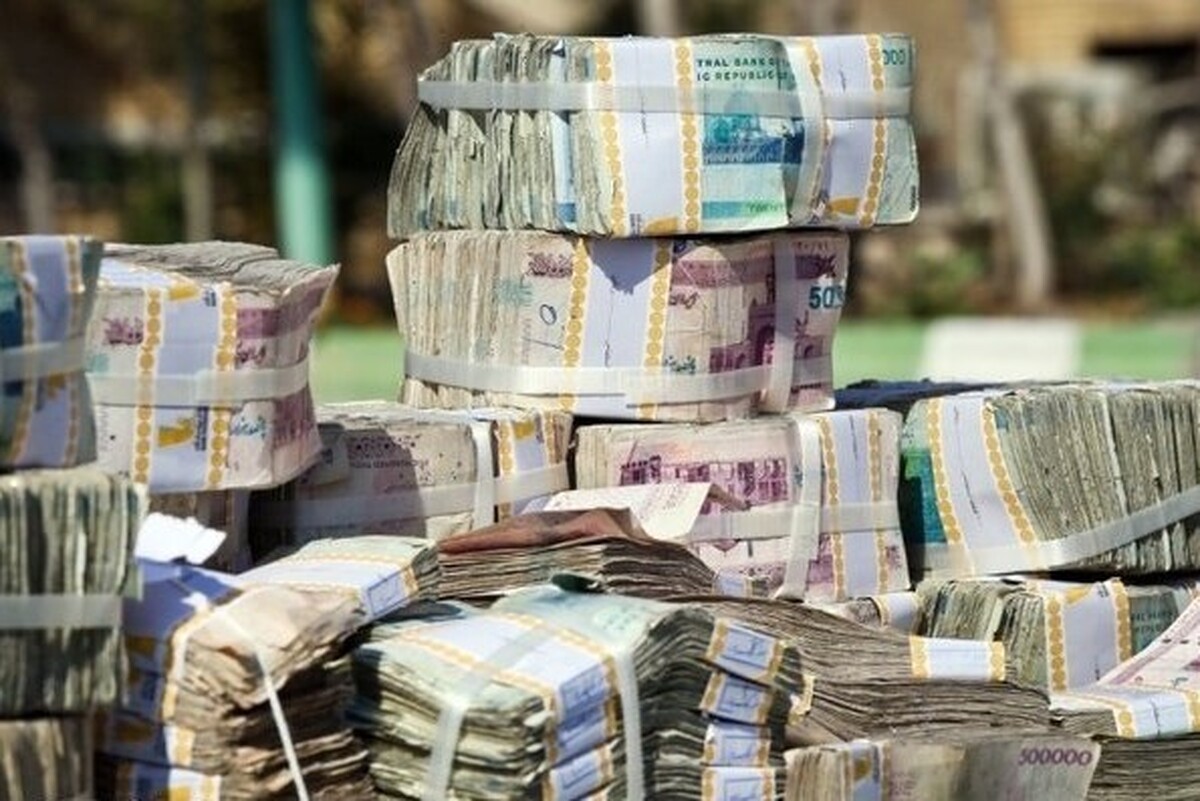یکی از دلایل تورم و افزایش قیمت‌ها کاهش ارزش پول است. به زبان ساده اگر یک دولت پول بیشتری چاپ کند، ارزش پول را کاهش می‌دهد.