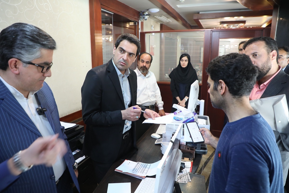 مدیر نظارت و بازرسی اتاق اصناف خراسان رضوی گفت: با شروع فصل تابستان و افزایش حضور زائران در مشهد نظارت‌های صنفی درمحدود حرم  و ثامن افزایش یافته است.
