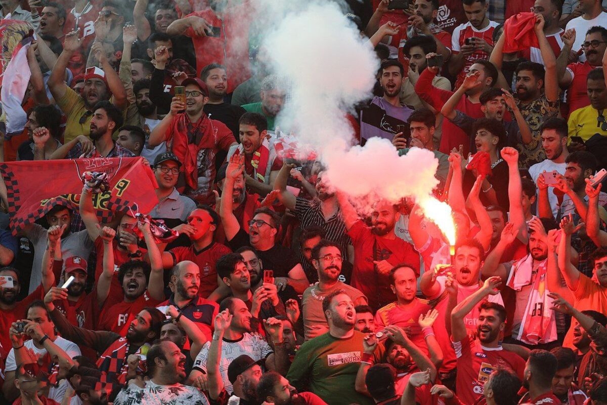 تعدادی از هواداران پرسپولیس در اعتراض به عملکرد این باشگاه در فصل نقل‌و‌انتقالات مقابل ساختمان باشگاه تجمع کردند.