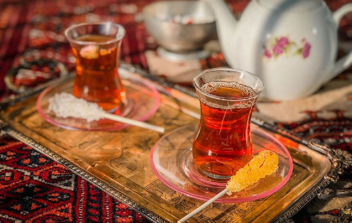 چای یکی از پر طرفدارترین نوشیدنی‌ها در کشور ایران است. بسیاری از ایرانیان با نوشیدن این محصول احساس شادابی و نشاط پیدا کرده و قادر به انجام فعالیت‌هایشان خواهند بود. این افراد ترجیح می‌دهند از میان انبوه چای‌های موجود در بازار به خرید چای ایرانی خوب، اصیل و با کیفیت دست بزنند تا طعم و عطر واقعی این نوشیدنی را احساس کنند.