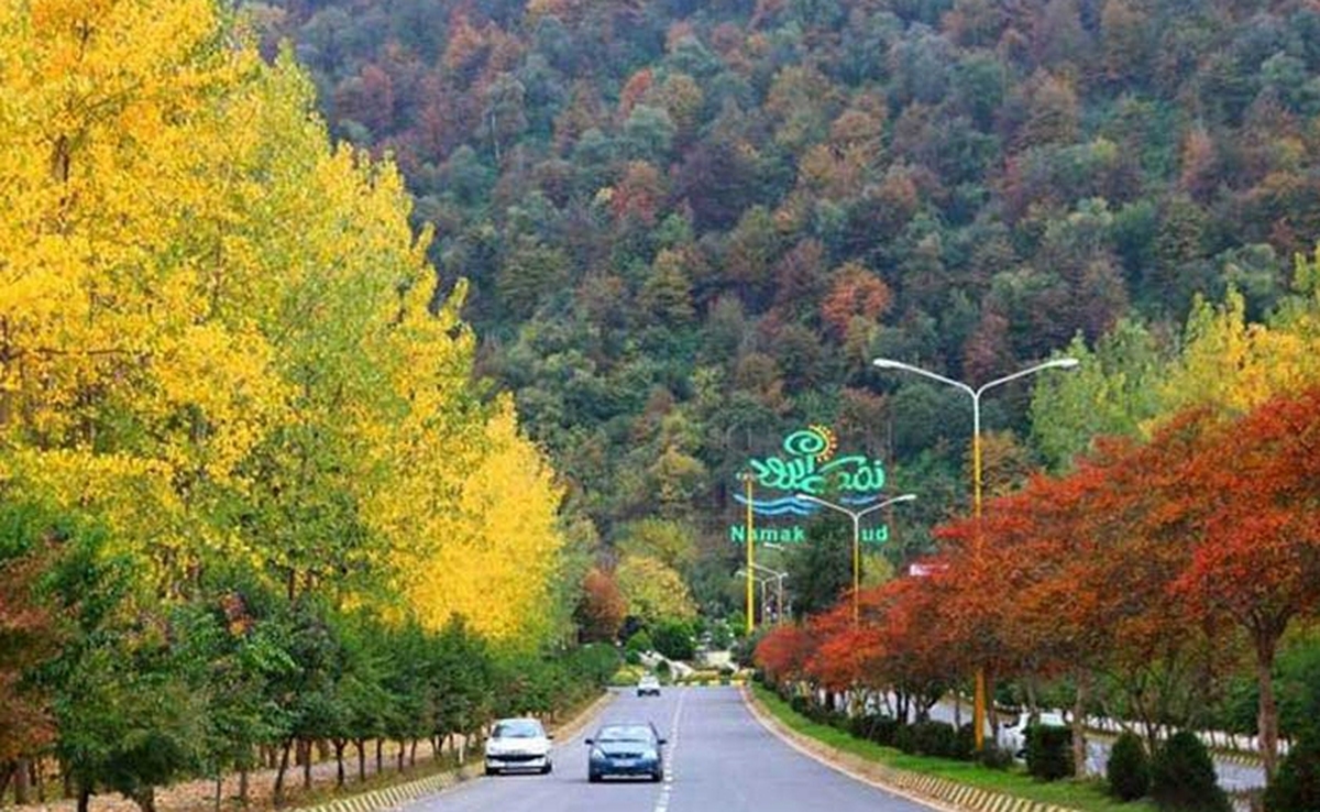 ویدئویی از حال و هوای نمک‌ آبرود مازندران که در تابستان آب و هوای خوبی دارد و مسافران زیادی به این شهر سفر می‌کنند.
