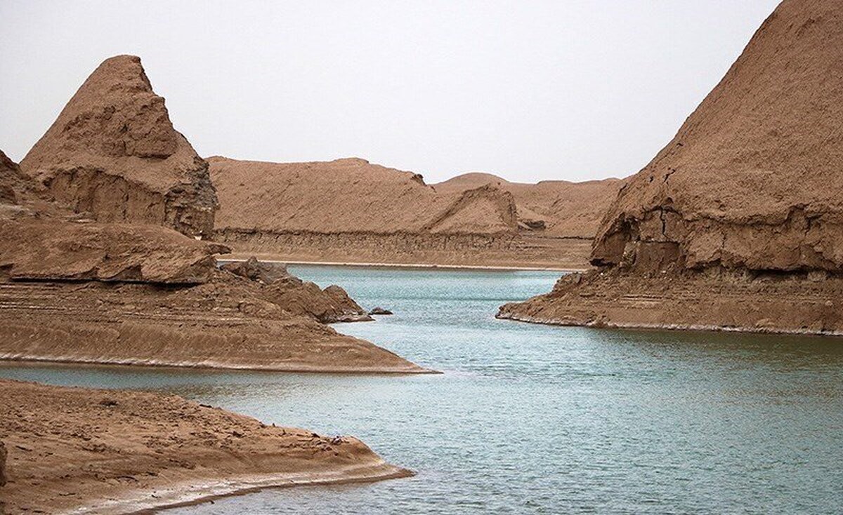 دریاچۀ تالاب «پساب»، در قلب کویر یزد، سال‌ها قبل توسط مردم بومی این شهر خشتی شکل گرفته است. دریاچه‌ای که هر چند به صورت طبیعی به وجود نیامده، اما جاذبه‌ای دیدنی در میان تپه‌های شنی کویر دروازه قرآن است.