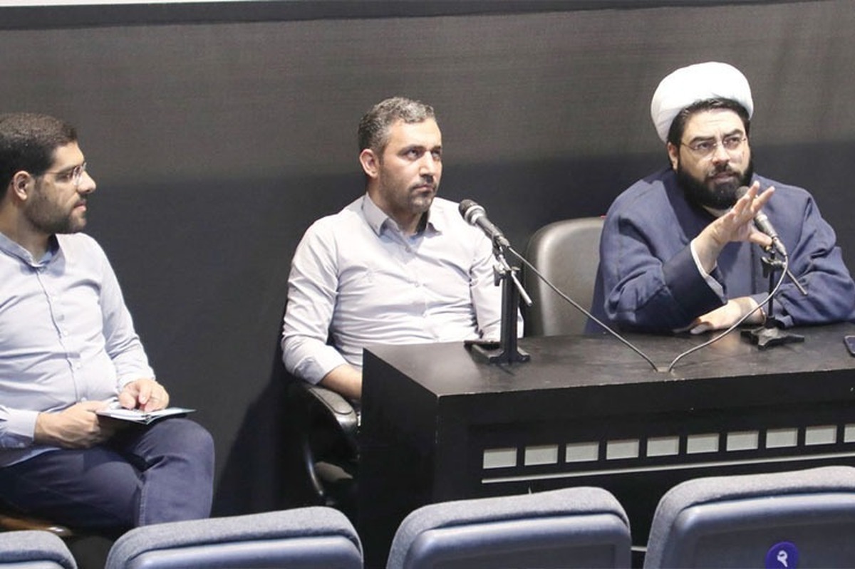 با حضور جمعی از علاقمندان به سینما، نشست نقد و بررسی فیلم «کت چرمی» در پردیس سینمایی هویزه مشهد برگزار شد.