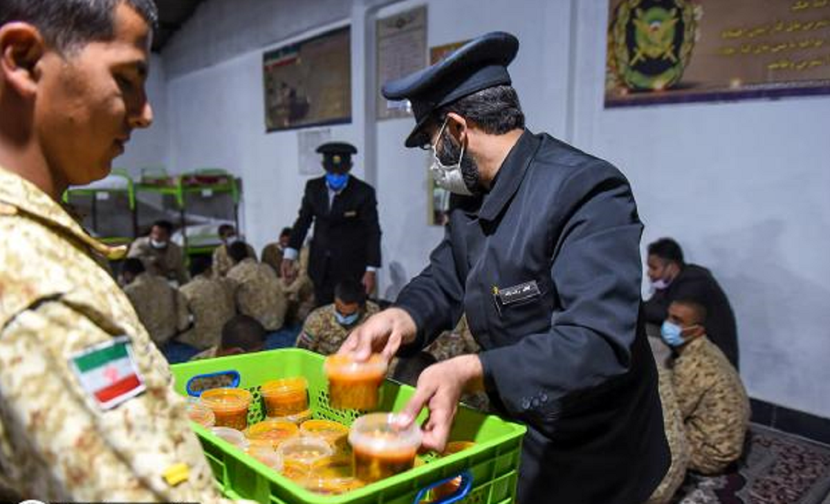 جمعی از خادمان حرم مطهر رضوی با حضور در جمع خانواده‌های مرزبانان شهرستان خواف و توزیع غذای متبرک و بسته‌های معنوی، حال و هوای خانواده‌های پاسداران امنیت ایران اسلامی را امام رضایی کردند.