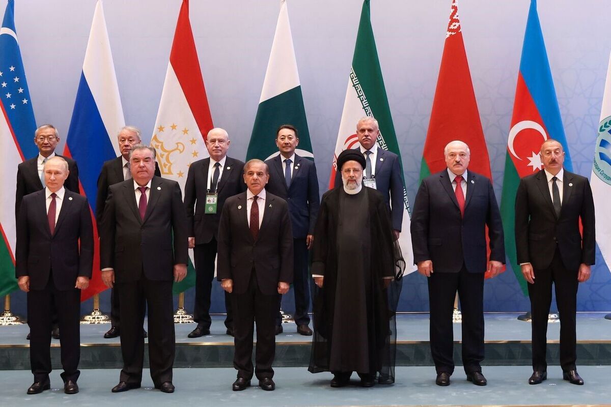 سازمان همکاری شانگهای در سال ۱۹۹۶ توسط رهبران چین، روسیه، قزاقستان، قرقیزستان و تاجیکستان با هدف برقرار کردن موازنه قدرت در برابر نفوذ آمریکا و ناتو به نام شانگهای پنج پایه‌گذاری شد و بعد از پیوستن ازبکستان به آن، سازمان همکاری شانگهای نام گرفت. سازمان همکاری شانگهای رسما در ۱۵ ژوئن ۲۰۰۱ میلادی تأسیس و دفتر مرکزی آن در چین ایجاد شد. زبان رسمی این سازمان روسی و چینی است.