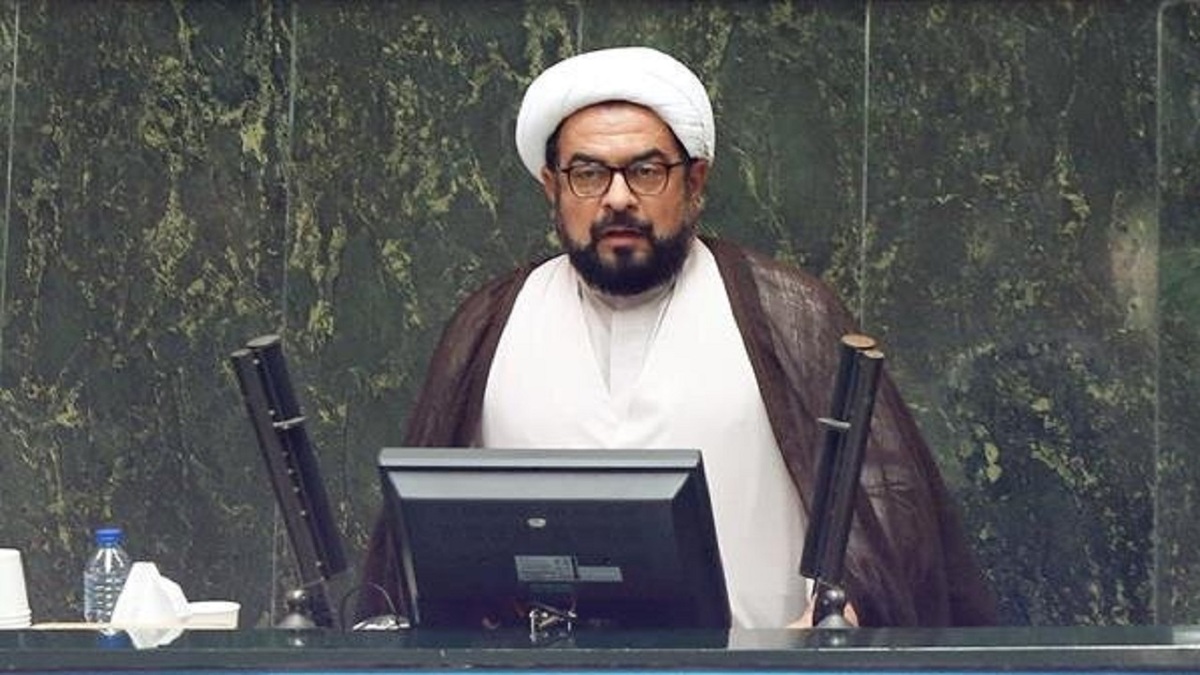 نماینده مردم شادگان در مجلس شورای اسلامی گفت: روز گذشته مراسم کلنگ‌زنی دانشکده پرستاری شادگان با جمعی از مسئولان برگزار شد که به یکباره جوانی از بین جمعیت با یک دبه سه لیتری بنزین به من حمل کرد و بنزین را روی سر من ریخت.