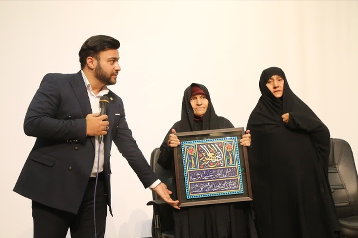 مراسم اختتامیه مسابقه کتابخوانی «قصه ننه علی» با حضور جمعی از فعالان فرهنگی و خانواده های شهدا در مشهد برگزار شد.