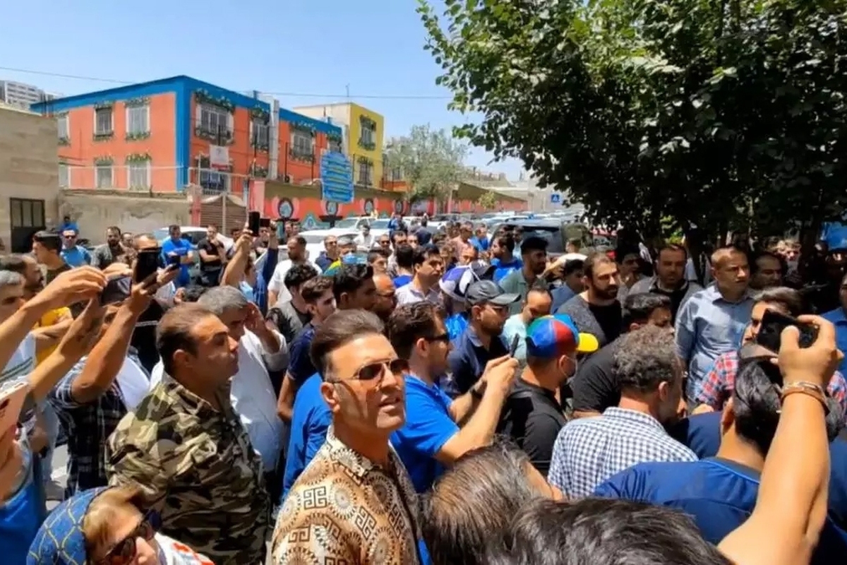 هواداران تیم فوتبال استقلال جلوی در این باشگاه تجمع کردند.
