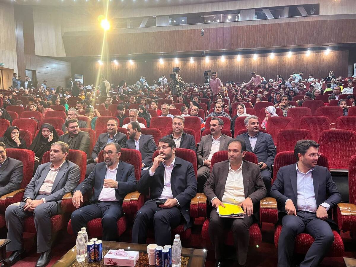 جشن واگذاری ۱۲۱۰ قطعه زمین رایگان به خانواده‌های دارای ۳ فرزند در مشهد در دانشگاه فردوسی در حال برگزاری است.