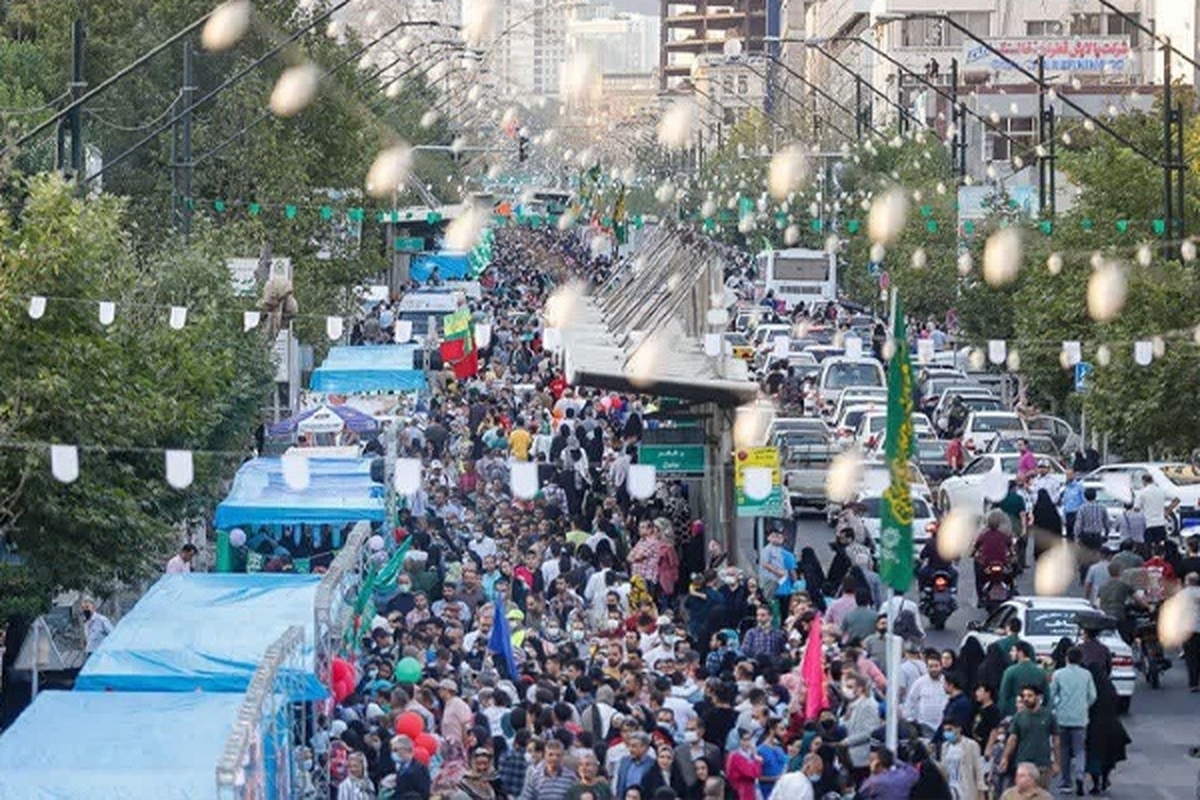 امروز در تهران، حدفاصل میدان امام حسین (ع) تا میدان آزادی شاهد حضور خانواده‌های تهرانی بودیم که در روز عید غدیر به خیابان آمده بودند تا در مهمانی ۱۰ کیلومتری غدیر شرکت کنند.