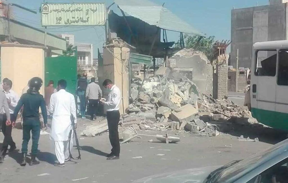صبح امروز تعدادی افراد مسلح به سمت کلانتری ۱۶ زاهدان حمله کردند.