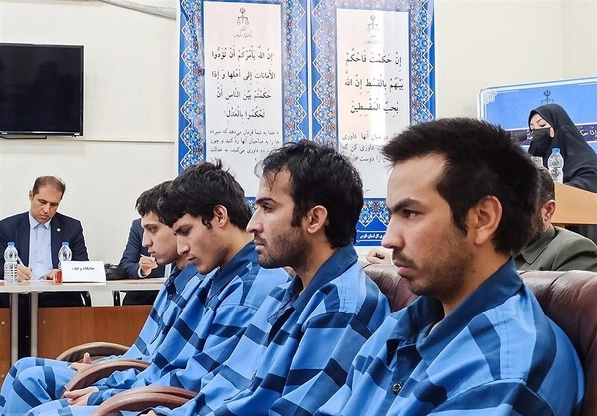 حکم اعدام ۲ نفر از عوامل حمله تروریستی شاهچراغ بعد از برگزاری ۱۰ جلسه دادگاه با حضور متهمان و وکلای آن‌ها و تأیید در دیوان‌عالی کشور، صبح امروز شنبه ۱۷ تیر ماه در ملأعام اجرا شد.
