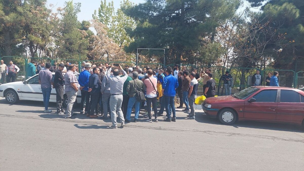 هواداران باشگاه استقلال بار دیگر مقابل وزارت ورزش و جوانان تجمع کردند تا اعتراض خود را به شرایط موجود بیان کنند.