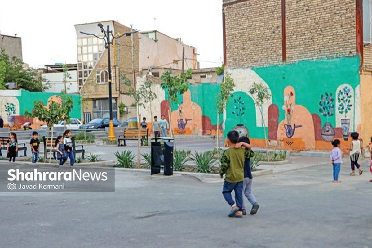 معاون شهرسازی و معماری شهرداری مشهد گفت: در نشستی که با هیات مدیره انجمن صنفی انبوه سازان مسکن و ساختمان خراسان رضوی برگزارشد، مباحث کلی در خصوص مسائل و دیدگاه‌های حوزه تخصصی انبوه سازی بخش خصوصی در مشهد مطرح و از انبوه سازان برای مشارکت در بافت‌های فرسوده دعوت به عمل آمد.