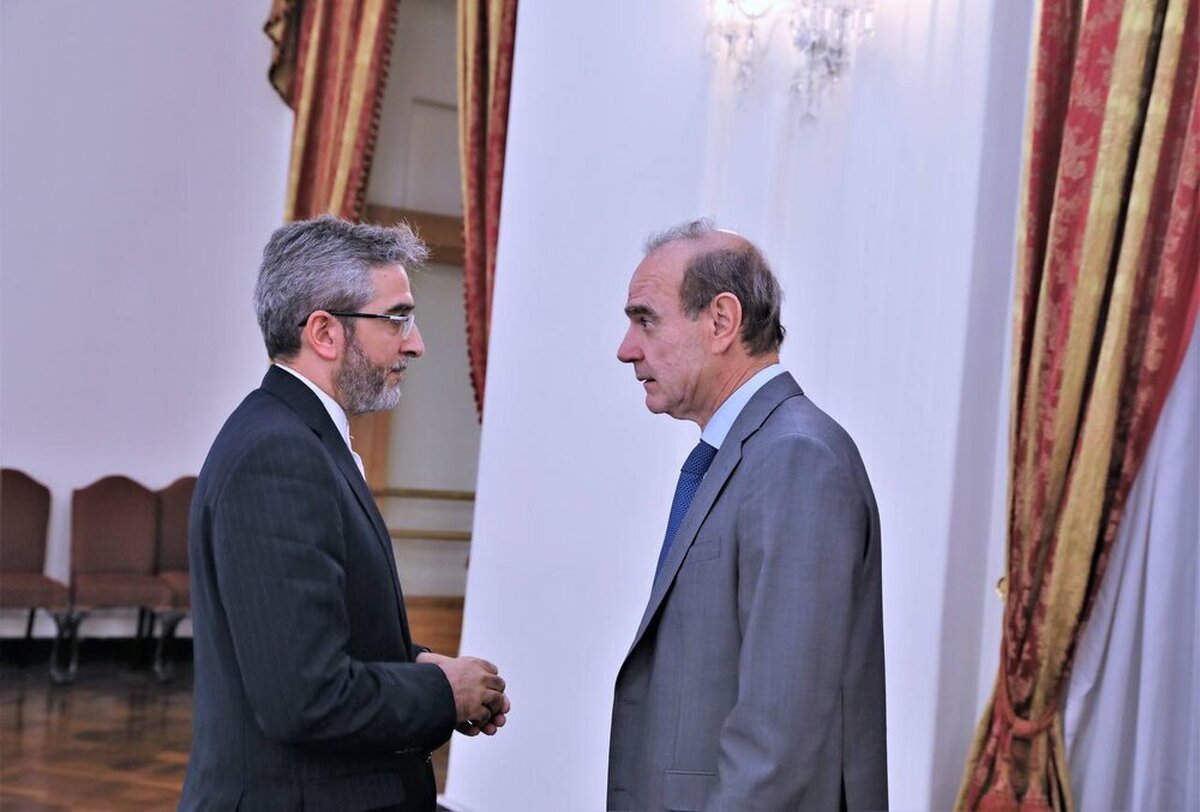 شبکه خبری سی ان ان آمریکا به نقل از یک منبع دیپلماتیک گزارش داد: به نظر می‌رسد گفت وگوی دو روزه در دوحه بین انریکه مورا دیپلمات اتحادیه اروپا و علی باقری مذاکره‌کننده ارشد هسته‌ای ایران به تحولات مثبت در بسیاری از موضوعات منجر شده است.