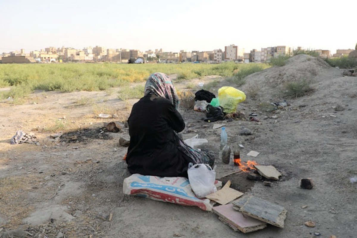 طبق مصوبه شماره ۷۰.۶۰۳ مورخ ۲۵خرداد سال ۱۳۷۸ شورای عالی اداری کشور، دسته و گروه‌های متکدیان شامل افراد بی خانمان اعم از حرفه‌ای و غیرحرفه ای، بی سرپرست و مجهول الهویه، گم شده، درراه مانده و متواری، معلول و ناتوان جسمی یا ذهنی، بیماران روانی حاد و مزمن، نیازمندان غیرحرفه ای، معتادان خیابانی و کارتن خواب‌ها هستند.