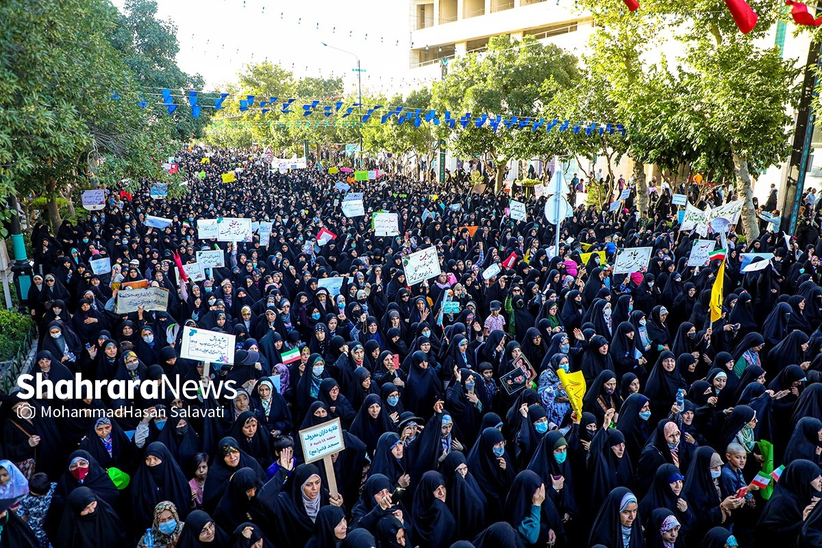 اجتماع بزرگ مردمی مدافعان حریم خانواده به مناسبت روز عفاف و حجاب عصر امروز چهارشنبه ۲۱ تیرماه ۱۴۰۲ با حضور پرشور جمعی از مردم در میدان بسیج مشهد آغاز شد.