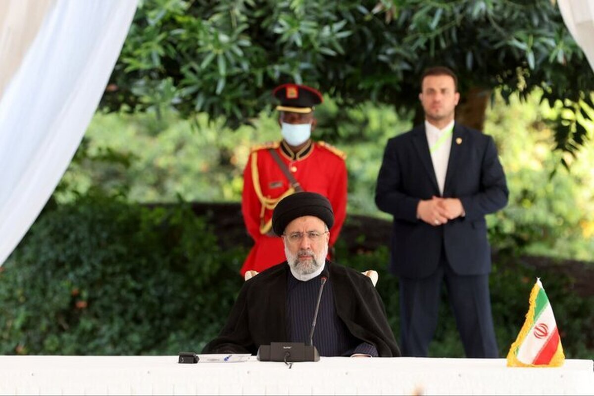 رئیس جمهور در نشست مشترک با همتای اوگاندایی خود گفت: در جمهوری اسلامی ایران معتقدیم ما پرچمدار دفاع از حقوق بشر هستیم و مدعی هستیم آن‌ها (کشور‌های غربی) حقوق انسان‌ها را ضایع می‌کنند.