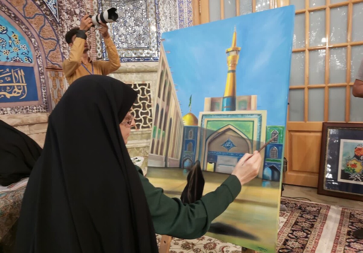 نخستین همایش بزرگ مادران و دختران با عنوان همراه مادرم با هدف بزرگداشت هفته عفاف و حجاب در حرم مطهر رضوی برگزار شد.