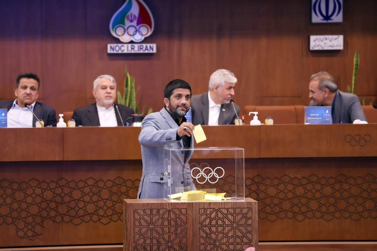 علیرضا دبیر برای ۴ سال دیگرسکان هدایت کُشتی ایران را به دست گرفت.
