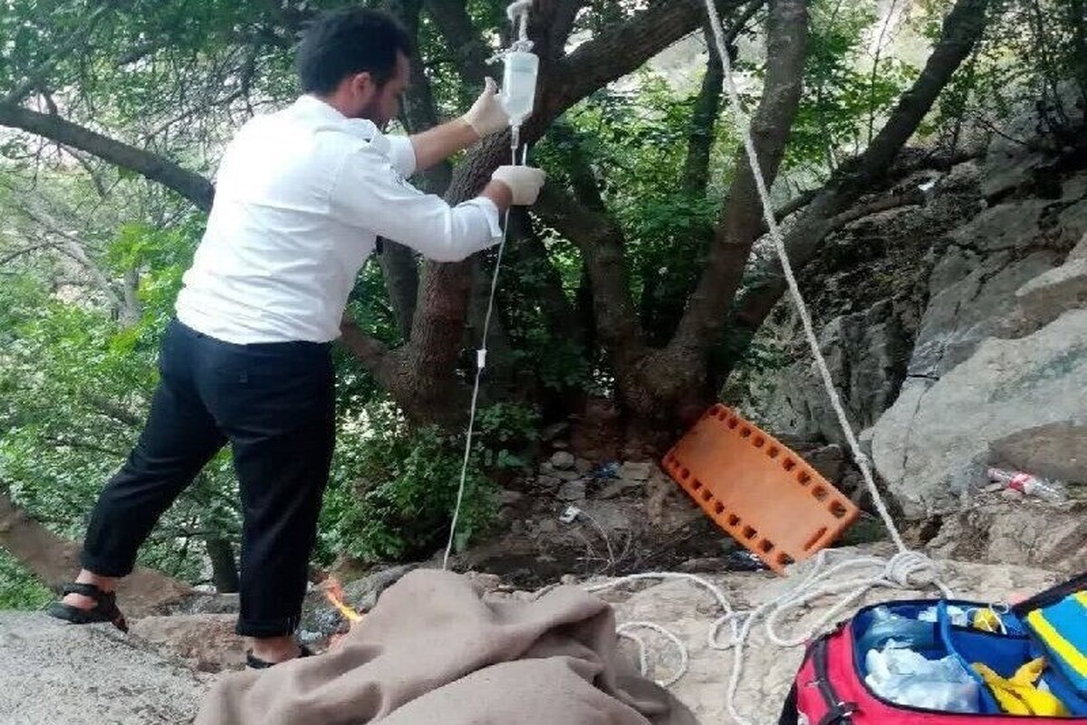 مسئول روابط عمومی مرکز اورژانس پیش بیمارستانی و مدیریت حوادث دانشگاه علوم پزشکی مشهد گفت: مسافری که در کوهستان منطقه گردشگری آبشار «ارتکند» کلات نادری سقوط کرده بود، پس از تلاش ۱۲ ساعته نیرو‌های امدادرسان نجات یافت.