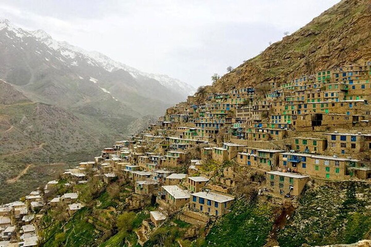 ویدئویی از  روستای اورامان تختِ کردستان که طلوع خورشید بر دیواره‌های قلمروی غربی ایران را نشان می‌دهد مشاهده می‌کنید.